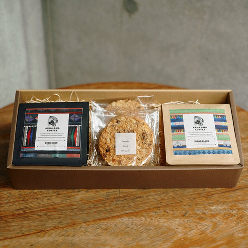 焼き菓子と2種類のコーヒー豆